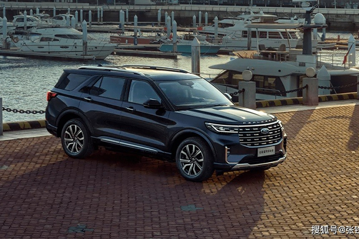 Khi mua mẫu SUV cỡ lớn này, khách hàng Trung Quốc có thể chọn các màu nội thất như nâu, đen, đen phối nâu và đen phối tím. Bên cạnh đó, xe còn có 2 cấu hình nội thất là 6 chỗ và 7 chỗ. "Trái tim" của Ford Explorer 2022 tại Trung Quốc là động cơ xăng 4 xi-lanh, tăng áp, dung tích 2.3L, sản sinh công suất tối đa 276 mã lực và mô-men xoắn cực đại 425 Nm.