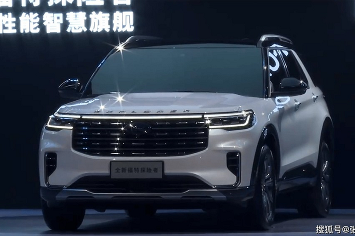 Vào hôm 19/3/2022 vừa qua, hãng Ford đã bất ngờ vén màn phiên bản mới của dòng SUV cỡ lớn Explorer ở thị trường Trung Quốc qua sự kiện trực tuyến. Đây là lần xuất hiện chính thức đầu tiên của Ford Explorer 2022 mới sau khi lộ diện qua hình ảnh được đăng lên trang web của Bộ Công nghiệp và Công nghệ Thông tin Trung Quốc vào tháng 10 năm ngoái.