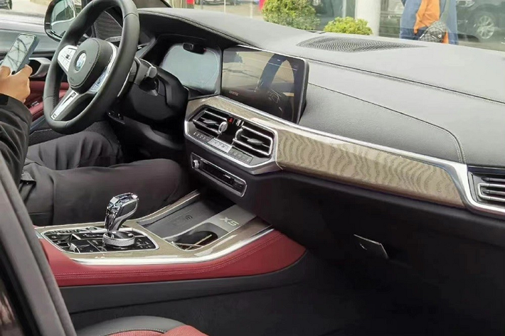 Tương tự phần lớn các mẫu xe phiên bản kéo dài khác, mẫu xe SUV BMW X5Li 2022 chỉ dành riêng cho thị trường Trung Quốc. So với bản thường, BMW X5Li 2022 sở hữu thiết kế ngoại thất không có nhiều khác biệt. Sự thay đổi lớn nhất của xe so với BMW X5 thông thường chính là kích thước.