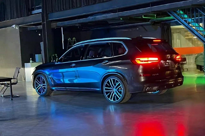 Đây là lần đầu tiên hãng BMW sản xuất dòng xe X5 tại Trung Quốc. Đồng thời, đây cũng là mẫu SUV đầu tiên của một thương hiệu nước ngoài được lắp ráp tại Trung Quốc. Ngoài ra, BMW X5 còn là mẫu SUV đầu tiên trong phân khúc có phiên bản kéo dài. Trong khi đó, 2 đối thủ đồng hương là Audi Q7 và Mercedes-Benz GLE không hề được sản xuất tại Trung Quốc, cũng không có phiên bản kéo dài.