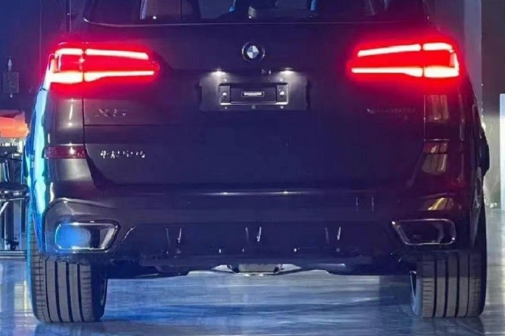 Hiện giá xe BMW X5 2022 phiên bản kéo dài tại thị trường Trung Quốc vẫn chưa được hé lộ. BMW X5 bản thường được nhập khẩu vào Trung Quốc với giá dao động từ 699.900 - 839.900 Nhân dân tệ (khoảng 2,44 - 2,93 tỷ đồng). Dự đoán, BMW X5Li 2022 lắp ráp tại Trung Quốc sẽ có giá khởi điểm khoảng 650.000 Nhân dân tệ (2,27 tỷ đồng).