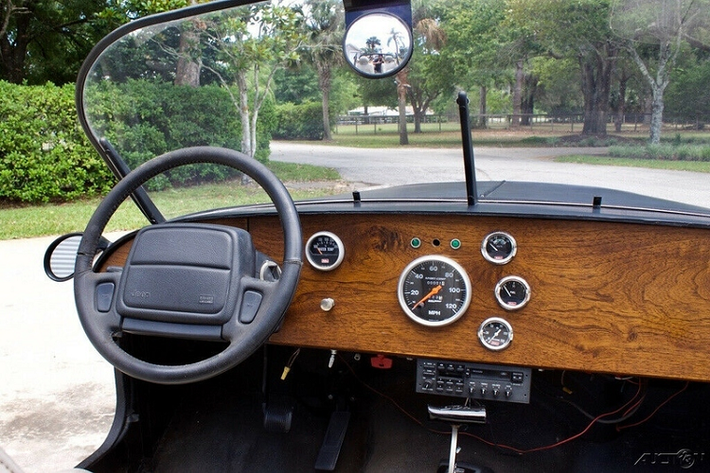 Giống như ngoại thất, cabin của chiếc Wrangler cũng rất tối giản và cơ bản, chỉ có bảng điều khiển ốp gỗ tùy chỉnh, vô lăng xe Jeep đặc trưng và một cặp ghế da màu kem.