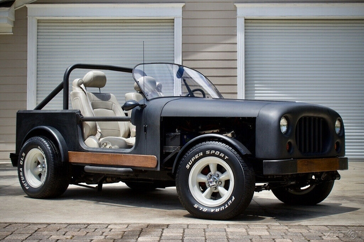 Đây là một chiếc Jeep Wrangler 1988 độc đáo, nó đã được "lột xác" hoàn toàn so với nguyên bản. Có thể thấy mọi tấm thân xe của Wrangler đều được thay mới và tỷ lệ rất khác so với một chiếc Wrangler thông thường.