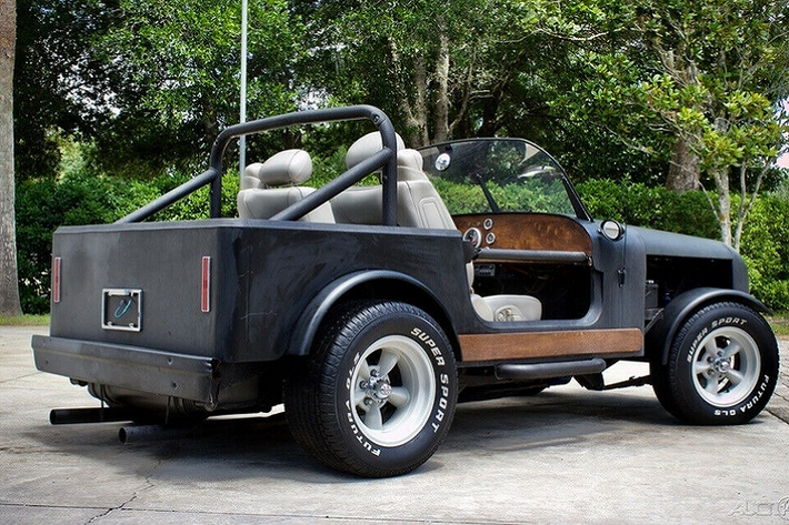 Hiện tại, giá xe Jeep Wrangler 1988 độ khủng này đang được rao bán với giá 17.950 USD (khoảng 414,4 triệu đồng).