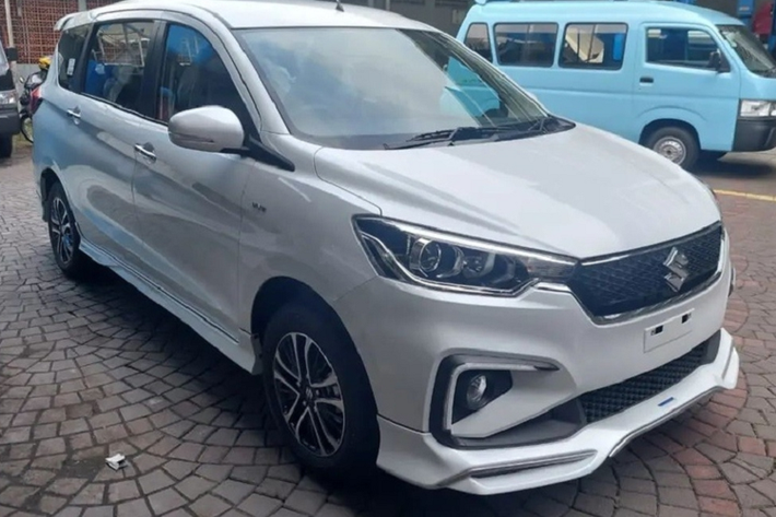 Mới đây, một số nhân viên bán hàng của Suzuki đã liên tục nhá hàng hình ảnh của mẫu xe MPV Suzuki Ertiga hybrid 2023 phiên bản Sport, hiện mẫu xe này đã xuất hiện tại đại lý chính hãng Việt Nam.