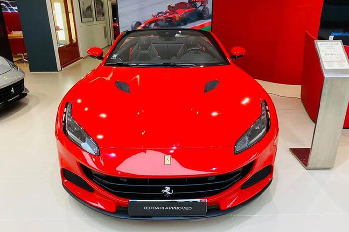 Dù là một mẫu xe thể thao nhưng công nghệ an toàn và hỗ trợ lái trên Ferrari Portofino M khá đầy đủ, bao gồm kiểm soát hành trình thích ứng, hệ thống phanh khẩn cấp tự động, giám sát điểm mù, hỗ trợ giữ làn đường và cảnh báo chệch làn đường, cảnh báo phương tiện cắt ngang phía sau và cảm biến lùi.