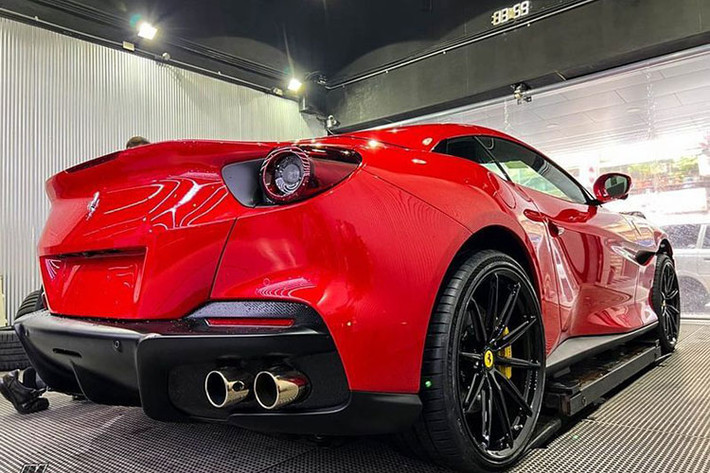 Ferrari Portofino M có 5 chế độ lái, tùy chọn thông qua công tắc Manettino trên vô lăng, ngoài ra nó còn được bổ sung thêm chế độ Race. Khả năng tăng tốc 0-100 km/h của mẫu mui trần này là trong 3,4 giây, 0-200 km/h trong 9,8 giây trước khi đạt tốc độ tối đa 320 km/h.