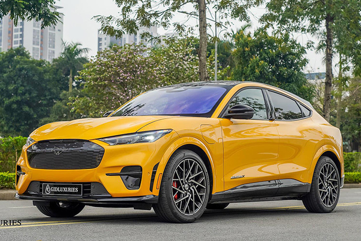 Giá xe Ford Mustang Mach-E GT tại Việt Nam được 1 công ty nhập khẩu tư nhân nhá hàng với con số trên 2xx.000 đô la, ít nhất phải trên 4,6 tỷ đồng. Còn tại thị trường nước ngoài, chiếc xe SUV điện đầu tiên của hãng xe Mỹ có giá trên 1,4 tỷ đồng, đây là giá bán dành cho phiên bản Ford Mustang Mach-E GT.