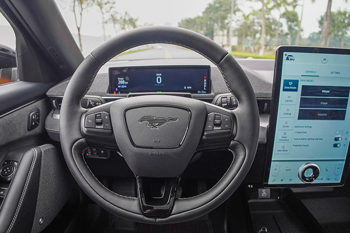 Sức mạnh đáng nể từ khối động cơ điện sẽ giúp chiếc xe SUV Ford Mustang Mach-E GT bản tiêu chuẩn đua nước rút từ vị trí xuất phát lên 96 km/h chỉ trong thời gian 3,8 giây. Khả năng tăng tốc của chiếc SUV điện này không thua kém gì các siêu xe như Lotec Sirius, Ferrari F430 hay Lamborghini Gallardo.