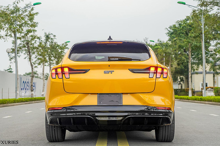 Khi cần phải sạc pin cấp tốc, Ford Mustang Mach-E GT dễ dàng hoàn thành việc sạc pin từ 10% lên 80% trong vòng 45 phút nhờ hỗ trợ hệ thống sạc 150 kW, lúc này, chủ xe chỉ việc kết nối với hệ thống sạc nhanh.