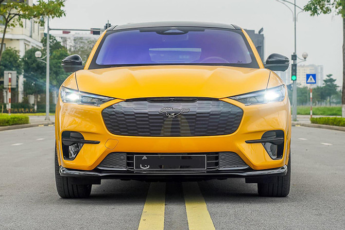 Trong phân khúc xe SUV hạng sang xe điện, giới nhà giàu Việt chỉ quen với Tesla Model X nhưng với mức giá bán trên 7 tỷ đồng không phải ai cũng chịu rút hầu bao để sở hữu. Vì thế, sự xuất hiện của 1 chiếc xe SUV điện như Ford Mustang Mach-E 2022 mới là 1 cơn gió lạ.
