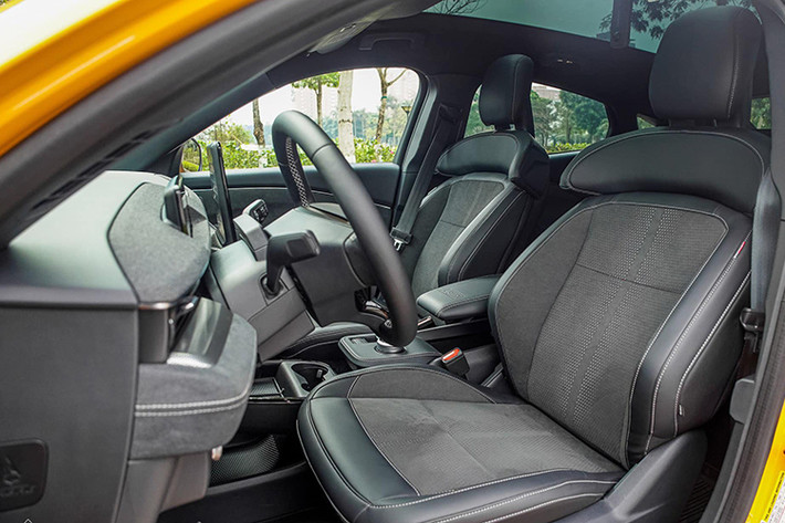 Tuy nhiên, có một con át chủ bài mà các siêu xe trên không thể so sánh được với Ford Mustang Mach-E GT chính là việc xe "bất tử" trước giá xăng tăng cao và chạy 1 mạch từ Sài Gòn đi Cam Ranh, tỉnh Khánh Hòa mà không cần phải quan tâm đến việc tìm kiếm chỗ nào để nạp điện.