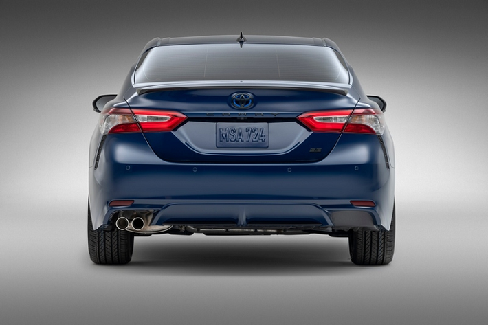 Chưa hết, Toyota Camry Nightshade Edition cũng sở hữu mặt ca-lăng phong cách TRD rõ nét, hệ thống treo thể thao, các logo màu đen, cánh gió sau và ốp gương cửa màu đen thể thao.