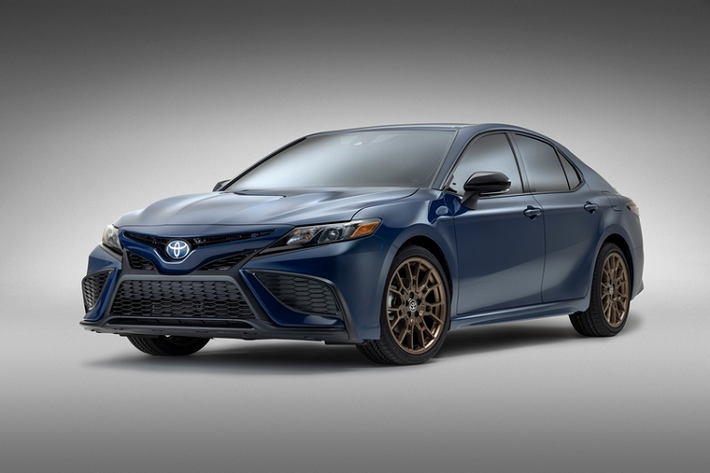 Được cung cấp trên các mẫu xe Toyota Camry SE 2023 mới dẫn động cầu trước, dẫn động 4 bánh và hybrd, gói trang trí Nightshade sẽ bao gồm mâm hợp kim 19 inch bắt mắt hoàn thiện trong lớp sơn đồng khỏe khoắn.