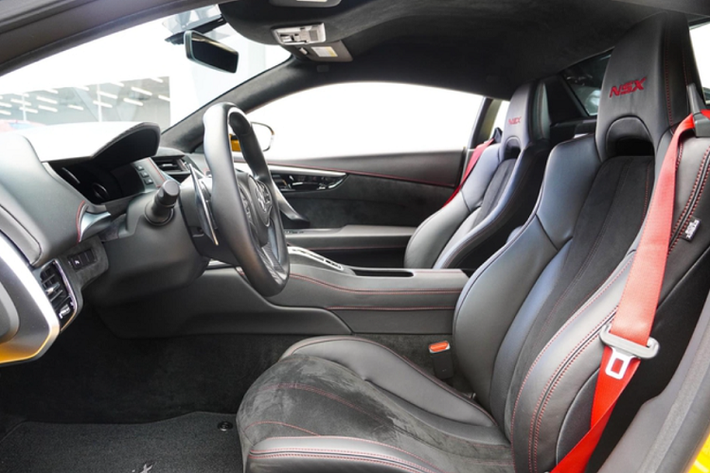 Dưới nắp ca-pô, Acura NSX Type S 2022 sở hữu khối động cơ V6, dung tích 3,5 lít tăng áp kép với 3 mô tơ điện cho tổng công suất 600 mã lực và mô-men xoắn cực đại 667 Nm, kết hợp cùng hộp số ly hợp kép 9 cấp. Tương tự bản tiêu chuẩn, NSX Type S giữ nguyên 4 chế độ lái (Quiet, Sport, Sport và Track) nhưng được tối ưu kèm hệ thống giảm xóc thích ứng.