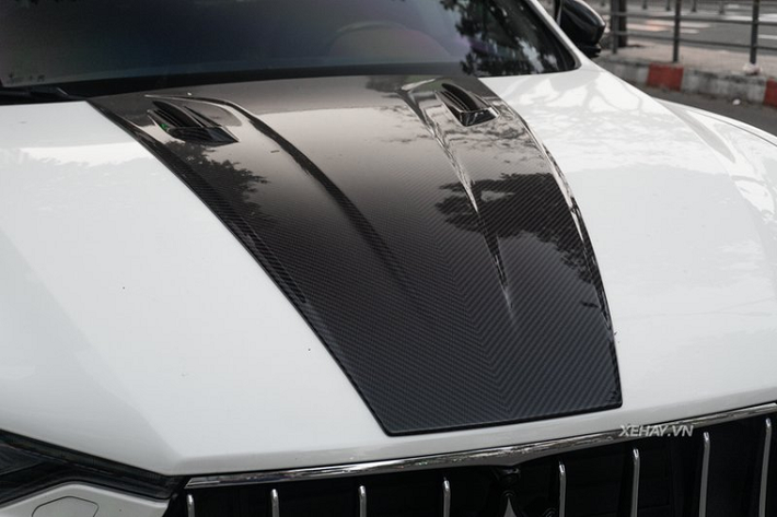 Sau khi được đắp thêm loạt chi tiết độ, diện mạo chiếc xe SUV Maserati Levante S trông hầm hố và cá tính hơn hẳn, tổng thể xe được hoàn thiện trong 2 tông màu trắng - đen, đơn giản nhưng vẫn cuốn hút.