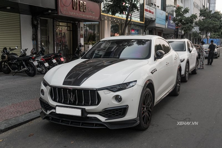 Cụ thể, chủ nhân của chiếc Maserati Levante S hạng sang này đã chọn gói điều chỉnh Levante Shtorm bổ sung rất nhiều chi tiết sợi carbon cho xe như líp trước carbon cỡ lớn, khe gió trước, nắp ca-pô với 2 khe gió mạnh mẽ, ốp gương chiếu hậu... Gói độ này có giá lên đến hàng trăm triệu đồng.