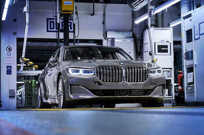 Giá xe BMW M760i xDrive 2022 có mức khởi điểm từ 200.000 USD (khoảng 4,54 tỷ đồng), chưa gồm phí giao xe. Mỗi vị khách của chiếc xe đặc biệt này đều nhận được một chiếc cúp để bàn đặc biệt.