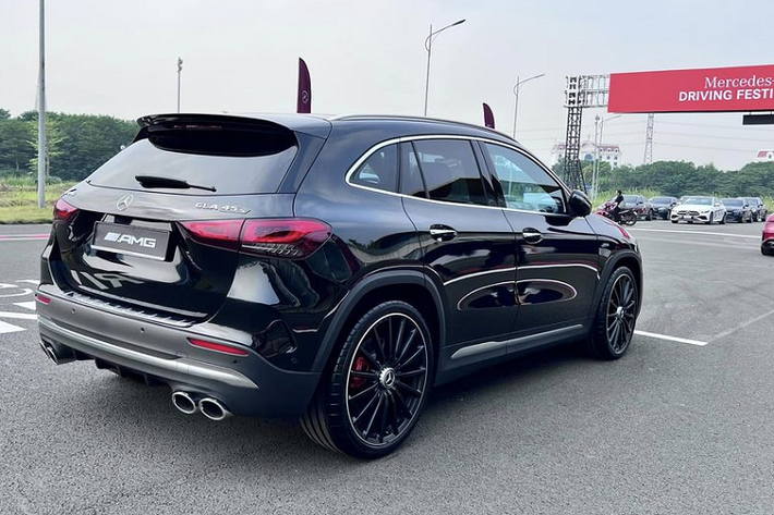 Ngoài ra, xe còn được trang bị giải màn hình tích hợp cụm đồng hồ kỹ thuật số 10.25 inch và màn hình cảm ứng giải trí trung tâm 10.25 inch hỗ trợ Apple CarPlay/Android Auto, định vị GPS và ra lệnh bằng giọng nói...