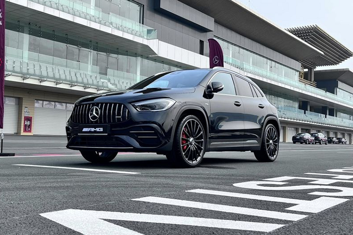 Trong khuôn khổ sự kiện trải nghiệm "Mercedes-Benz Driving Festival 2022" đang diễn ra tại trường đua F1 Mỹ Đình (Hà Nội), Mercedes-AMG GLA 45 S 4MATIC+ 2023 mới, mẫu SUV thế hệ mới đã lần đầu tiên ra mắt, thu hút không ít sự quan tâm của giới mê tốc độ.