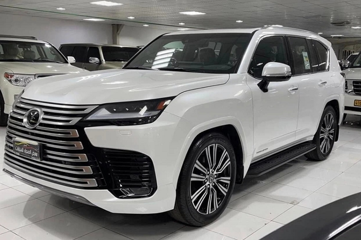 Tại Mỹ, Lexus LX 600 2022 mới có 5 phiên bản, gồm: Tiêu chuẩn, Premium, F Sport, Luxury và Ultra Luxury, trong đó bản Luxury có giá bán từ 104.345 USD (khoảng 2,38 tỷ đồng), chưa gồm các tùy chọn. Tuy nhiên, xe về Việt Nam còn phải chịu nhiều khoản thuế, phí nên giá đã bị đẩy lên tới 10,5 tỷ đồng.