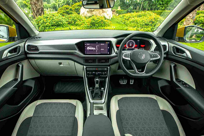 Ở bên trong, Volkswagen T-Cross mang nét thiết kế thuần SUV tương tự ngoại thất với vị trí ghế cao cùng tầm nhìn khá rộng, đi kèm hệ thống thông gió ở hàng ghế trước.