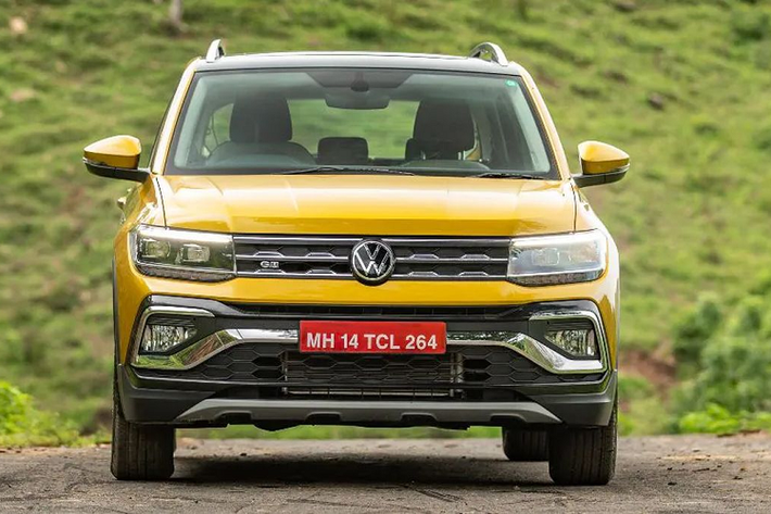 Mới đây, Volkswagen Việt Nam đã đưa ra thông báo mẫu SUV cỡ B là T-Cross sẽ chính thức được giới thiệu tới người dùng Việt vào tháng 4 tới tại showroom online, trước khi được giao đến khách hàng trong tháng 5 và tháng 6. Hãng xe Đức bắt bắt đầu nhận đặt hàng Volkswagen T-Cross 2022 mới từ ngày từ ngày 17/3/2022.