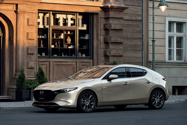 Hôm qua, ngày 14/2/2022, Mazda đã chính thức vén màn phiên bản của dòng xe Mazda3 2022 mới tại thị trường Thái Lan. Đây là mẫu xe thứ 3 của hãng Mazda được nâng cấp tại Thái Lan trong thời gian qua, sau Mazda2 và CX-30. Ở phiên bản 2022, Mazda3 tại Thái Lan tiếp tục có 2 kiểu thân xe là sedan và hatchback (Sports). Cả hai đều được chia thành 3 bản trang bị là 2.0 C, 2.0 S và 2.0 SP.
