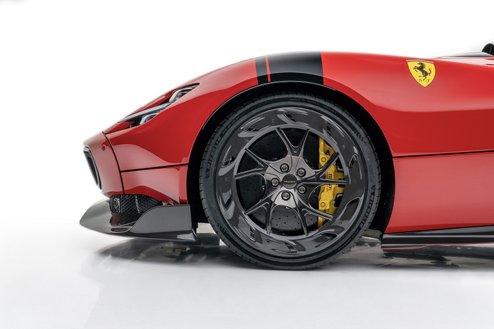 Mansory trang bị bộ mâm đúc nguyên khối YT.5 Air thửa riêng cho chiếc Monza SP2, kích thước 21 inch ở cầu trước và 22 inch ở cầu sau.