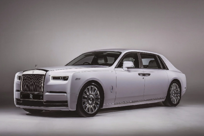 Dưới sự chỉ đạo của bộ phận cá nhân hóa Bespoke tại Goodwood của Rolls-Royce và nghệ sĩ Helen Amy Murray, chiếc Rolls-Royce Phantom Orchid duy nhất trên thế giới đã ra đời.
