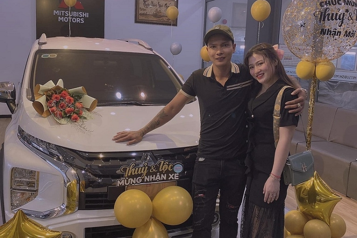 Mới đây, trên các nền tảng mạng xã hội cá nhân của mình, YouTuber Lộc Fuho đã khoe về việc cùng vợ đi sắm chiếc Mitsubishi Xpander Cross mới. Mẫu xe này có giá bán niêm yết 670 triệu đồng, và đang được hưởng nhiều ưu đãi như giảm 50% phí trước bạ và tặng phiếu đổ xăng trị giá 12 triệu đồng từ hãng.