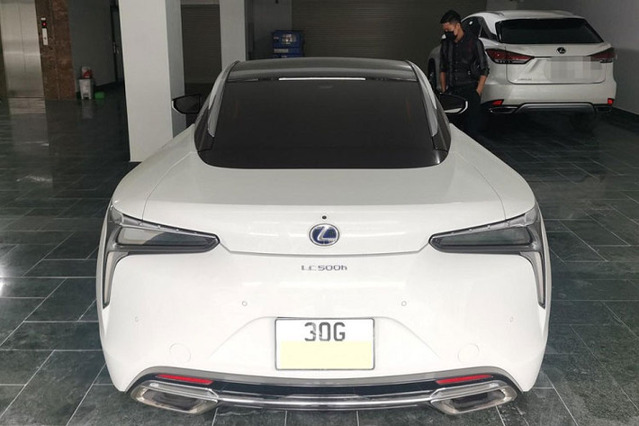 Điều đặc biệt trên chiếc xe này chính là phần cửa được ốp chất liệu forge carbon mang đến cái nhìn thể thao hơn. Nội thất xe được thực hiện bằng tay bởi các thợ thủ công ''Takumi'' tại nhà máy Lexus, Nhật Bản.
