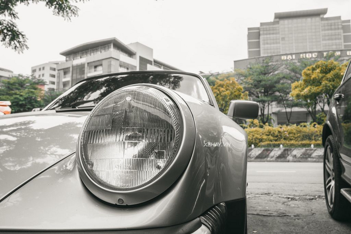Chiếc Porsche 930 Turbo của ông Đặng Lê Nguyên Vũ được hoàn thiện trong lớp sơn màu bạc. Xe vẫn sở hữu những đường nét thiết kế truyền thống của gia đình Porsche và dòng 911 với phần đèn pha nhô cao hình tròn, nắp ca-pô vát chéo với góc nghiêng lớn, bộ vành 5 chấu sơn đen cuốn hút và cánh gió cỡ lớn như đuôi cá voi ở phía sau.