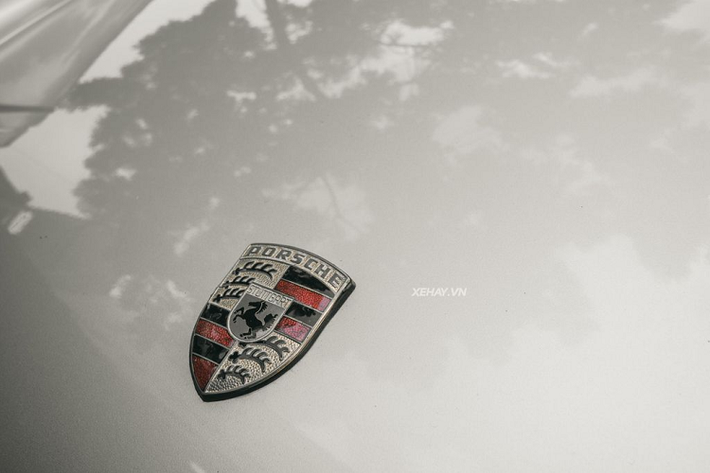 Trở lại với chiếc Porsche 930 Turbo của Đặng Lê Nguyên Vũ, đây là mẫu xe thể thao được sản xuất từ năm 1975 đến năm 1989 và được giới mê xe biết đến với tên gọi quen thuộc 911 Turbo. Đây là mẫu xe 911 hàng đầu của thương hiệu Porsche trong suốt thời gian sản xuất cũng như tại thời điểm giới thiệu, ngoài ra, đây còn là mẫu xe thương mại nhanh nhất của thương hiệu.