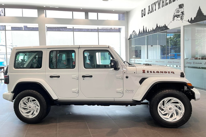Chiếc SUV còn có hệ dẫn động bán thời gian Jeep Command-Trac 4x4, hộp số chuyển động hai tốc độ có hệ số truyền thấp 2,72:1 cùng nhiều công nghệ nổi bật như cảnh báo điểm mù, hỗ trợ lên/xuống dốc, cân bằng điện tử, hỗ trợ đỗ xe an toàn.