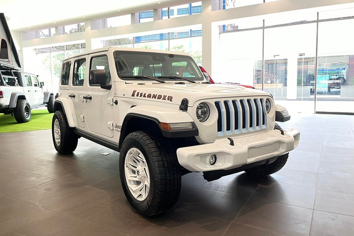 Jeep Wrangler tại Việt Nam sẽ có thêm 4 phiên bản là Willys, Islander, Sahara Overland và Sahara Attitude. Trong đó, phiên bản Islander gây ấn tượng với toàn bộ hàng ghế được bọc lớp da màu xanh trời độc đáo và có logo riêng "Islander".