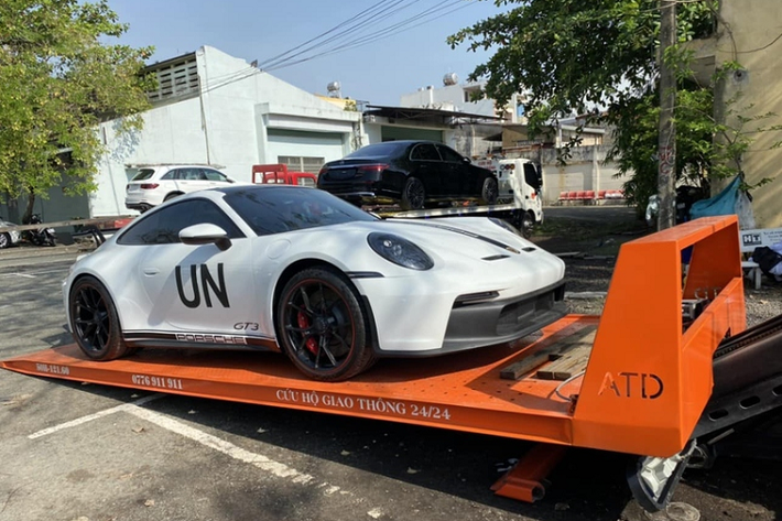 Phần cản trước được cắt xẻ sâu hơn vào bên trong với lưới tản nhiệt cỡ lớn, nhằm đưa luồng khí đi qua hai khe thoát gió nhỏ trên nắp ca-pô, giúp tăng lực ép của xe xuống mặt đường. Porsche 911 GT3 2022 được trang bị bộ mâm năm chấu kép sơn đen với phần viền màu đỏ, đi kèm hệ thống phanh hiệu suất cao màu đỏ nổi bật.