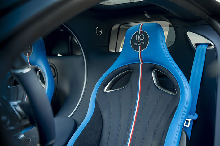 Huy hiệu "110 Ans Bugatti" xuất hiện bên hông cửa kính của ghế lái hay tựa đầu ghế ngồi là đặc điểm dễ nhận ra nhất của Bugatti Chiron Sport 110 Ans Edition so với "người anh em" Chiron Sport. Vỏ gương của siêu xe bản kỷ niệm 110 năm sinh nhật Bugatti còn có 3 sọc màu xanh dương, trắng và đỏ tượng trưng cho Quốc kỳ của nước Pháp.