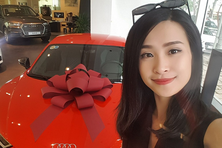 Trong thế giới showbiz Việt, chuyện tình cảm của Đông Nhi và Ông Cao Thắng được nhiều người ngưỡng mộ khi sau 1 thập kỷ yêu nhau họ đã chính thức nên duyên vợ chồng bằng đám cưới "khủng" được tổ chức tại Phú Quốc với sự góp mặt của hàng trăm nghệ sĩ Việt. Nhưng có lẽ ít người biết ngoài là 1 ca sĩ nổi tiếng và chuyện tình cảm đẹp có kết thúc có hậu, Đông Nhi và Ông Cao Thắng còn là những tay chơi xe rất ấn tượng và chuyên nghiệp.