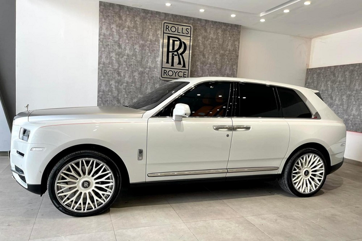 Một trong số đó phải kể đến chiếc SUV siêu sang Rolls-Royce Cullinan đầu tiên lăn bánh tại Sài thành và hiện đang tìm chủ nhân mới sau khi 1 thiếu gia trong lĩnh vực ngành tiêu dùng đã chính thức chia tay chiếc SUV siêu sang vạn người mê này. Ngay sau đó, những hình ảnh bên ngoài và trong khoang lái chiếc Rolls-Royce Cullinan ít lăn bánh tại Việt Nam nhất đã được chia sẻ lên mạng xã hội cho mọi người chiêm ngưỡng.