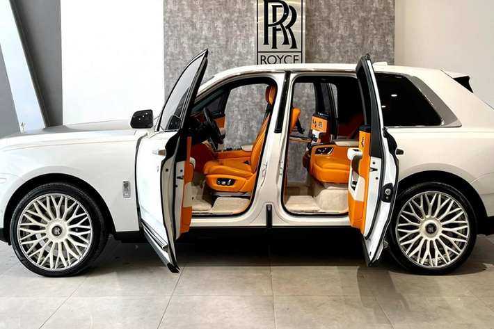 Giá xe Rolls-Royce Cullinan hiện tại từ 29 tỷ đồng tại Việt Nam chưa bao gồm các tùy chọn thêm của khách hàng cũng như chi phí lăn bánh. "Trái tim" của SUV siêu sang Rolls-Royce Cullinan là khối động cơ V12, tăng áp kép, dung tích 6.75 lít, sản sinh công suất tối đa 563 mã lực và mô-men xoắn cực đại 850 Nm tại vòng tua máy 1.600 vòng/phút. Đi kèm với động cơ là hộp số tự động ZF 8 cấp, hệ dẫn động 4 bánh toàn thời gian và đánh lái 4 bánh hoàn toàn mới.