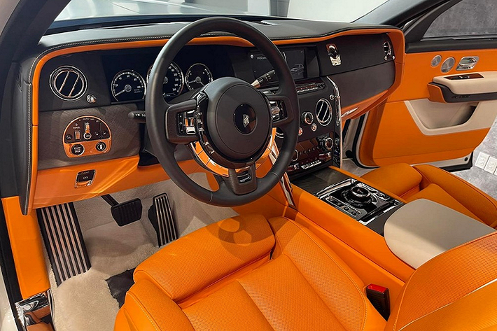 Có 3 điểm làm nên sự hấp dẫn của chiếc SUV siêu sang Rolls-Royce Cullinan trong bài viết này bao gồm biển số, bộ mâm độ của xe và cuối cùng là cách phối màu ngoại thất với nội thất rất đẳng cấp có thể chinh phục các đại gia khó tính nhất. Đầu tiên là việc chiếc Rolls-Royce Cullinan này sở hữu biển số Sài thành với 3 con số cuối trùng nhau ở số 8 hay còn gọi là tam hoa 8 thể hiện quyền lực, phát tài và may mắn cũng như thịnh vượng cho chủ nhân.
