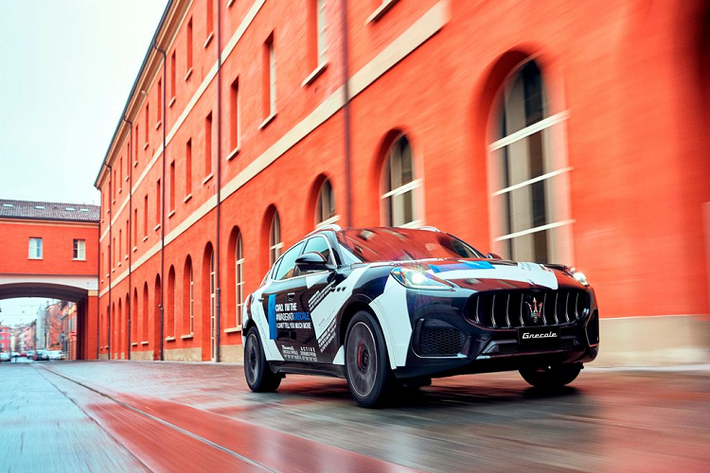 Lớp ngụy trang chỉ mang một thông điệp chính: “Tôi là Maserati Grecale. Tôi chưa thể tiết lộ thêm thông tin”.