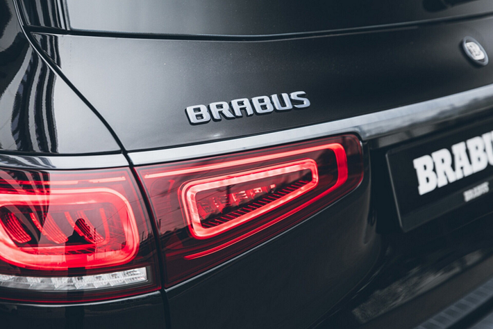 Về diện mạo bên ngoài, Brabus thay thế các chi tiết bằng loại làm bằng sợi carbon. Hệ thống treo ở Maybach GLS 600 giúp xe giảm 25 mm chiều cao, tăng tính khí động học.