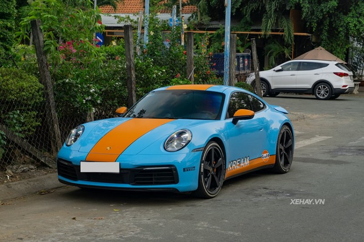 Tất cả các phiên bản Porsche 911 Carrera Coupe mới đều được trang bị động cơ tăng áp kép 3.0L 6 xi-lanh nhưng cho ra các mức công suất khác nhau, trong đó, bản tiêu chuẩn và Carrera 4 cho sức mạnh tối đa 385 mã lực cùng 450Nm mô-men xoắn, còn Carrera S và Carrera 4S mạnh tới 450 mã lực và 530Nm. Xe dùng hộp số tự động 8 cấp ly hợp kép.
