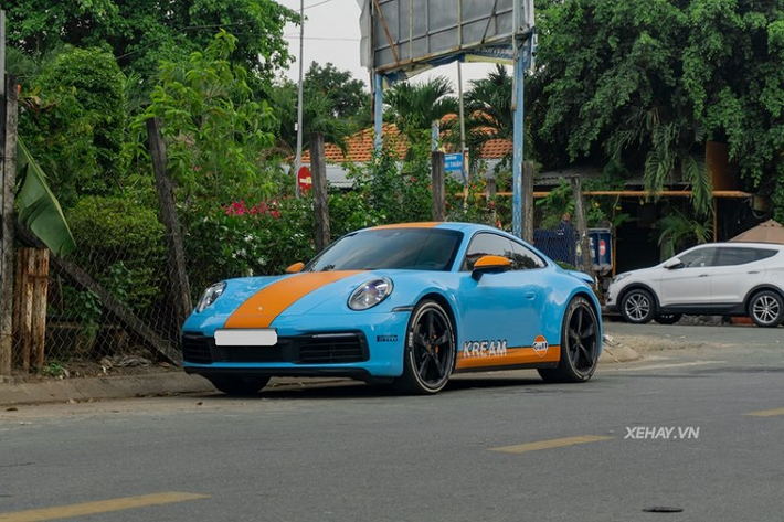 Cụ thể, chiếc Porsche 911 Carrera độ Gulf Livery được dán decal tông xanh dương chủ đạo, kết hợp với nhiều chi tiết màu cam, nổi bật nhất là sọc cam cỡ lớn kéo từ đầu xe đến đuôi xe, bao trùm lên logo Porsche đặt ở nắp capo.