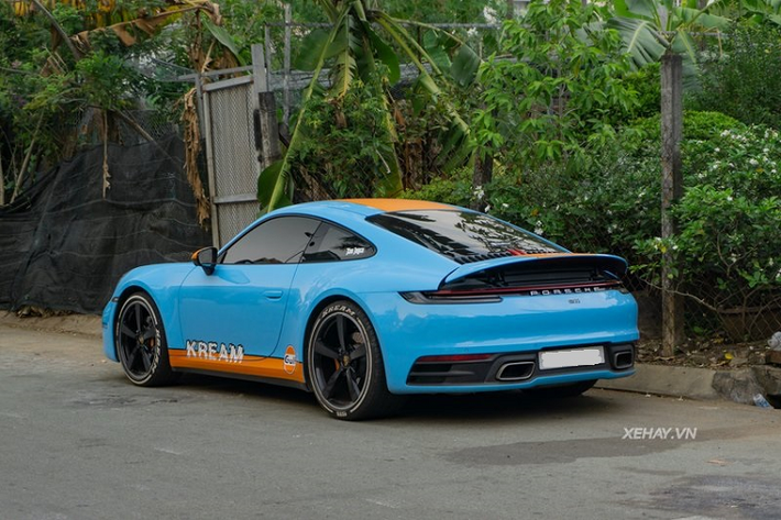 Được biết, quá trình làm đẹp cho Porsche 911 Carrera của Joyce Phạm được thực hiện bởi đơn vị chuyên dán decal cho dàn xe của doanh nhân Minh Nhựa