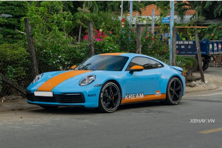Không rõ chiếc Porsche 911 Carrera của cô nàng thuộc phiên bản gì vì dòng chữ tên xe ở phía đuôi đã được thay thế thành chữ số "911". 911 Carrera thế hệ mới (coupe) hiện đang được phân phối chính hãng tại Việt Nam với 3 phiên bản: Carrera, Carrera 4, Carrera S và Carrera 4S với giá bán lần tượt là 6,92 - 7,4 - 7,85 - 8,32 tỷ đồng.