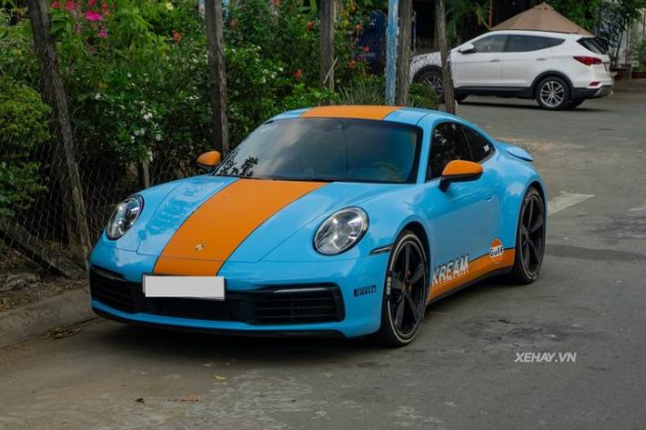 Gần đây nhất, chiếc Porsche 911 của con gái Minh Nhựa lại được đổi màu để có diện mạo mới mẻ hơn. Cảm hứng lần này đến từ bộ tem Gulf Livery trên chiếc Porsche 918 Spyder bản giới hạn (2 chiếc toàn thế giới).