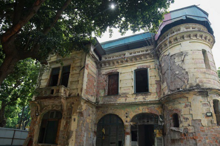 Chẳng hạn như căn biệt thự hai mặt tiền bị bỏ hoang nhiều năm nay ở 46 Hàng Bài (Hà Nội).